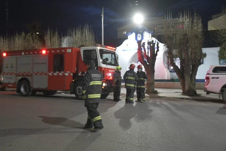 Incendio en calabozo de la Comisaría Primera: dos policías fueron llevados al hospital