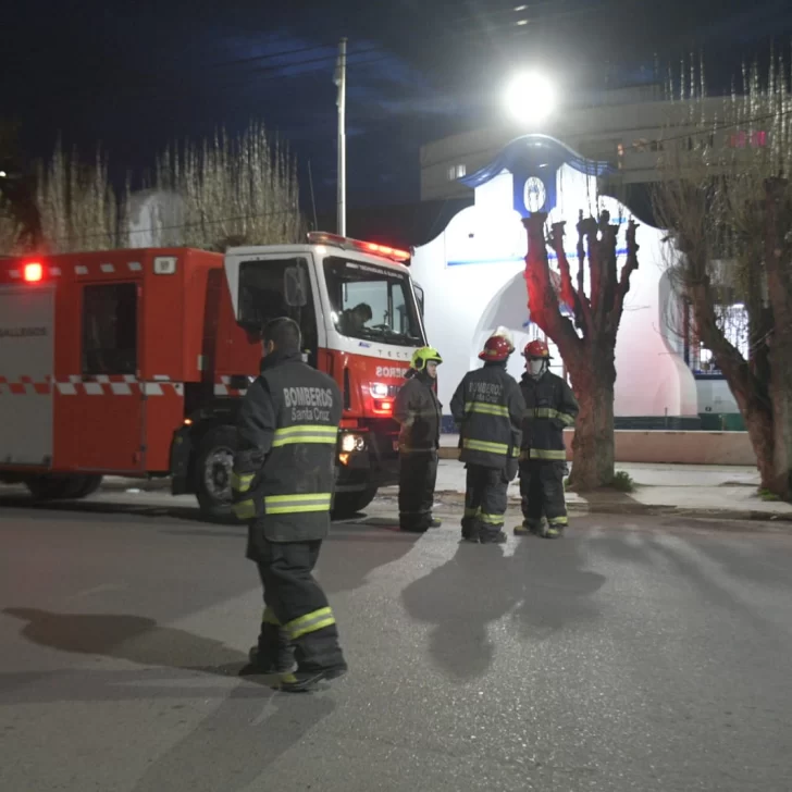 Incendio en calabozo de la Comisaría Primera: dos policías fueron llevados al hospital