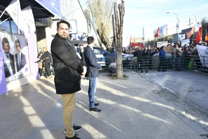 Tras el veto, la comunidad universitaria reclama frente al local de La Libertad Avanza