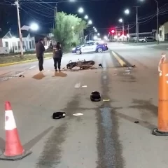 El motociclista accidentado en Río Gallegos lucha por su vida y el conductor del auto recuperó su libertad