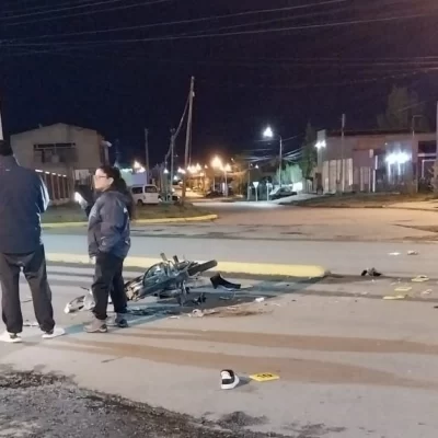 Un joven en estado crítico tras un choque entre un auto y una moto en Río Gallegos