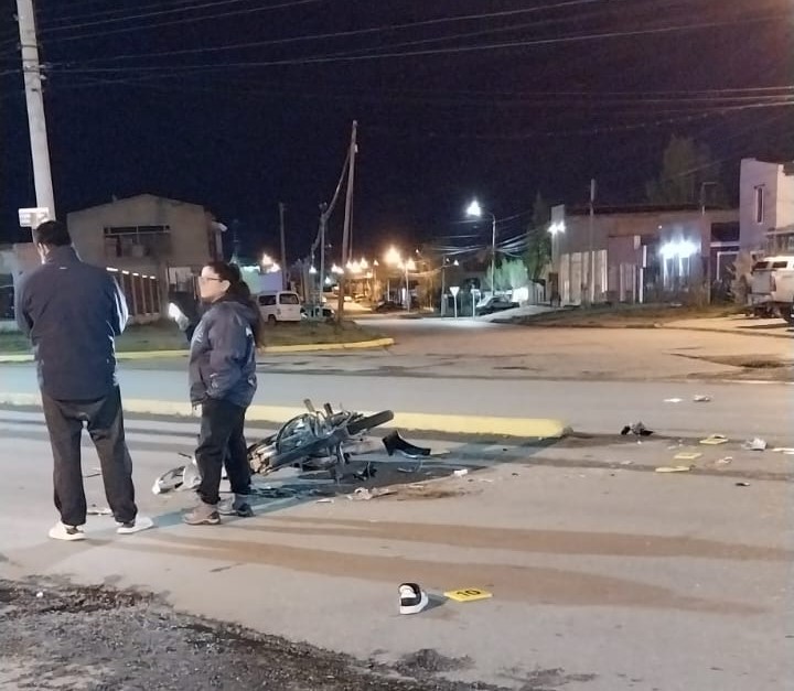 Un joven en estado crítico tras un choque entre un auto y una moto en Río Gallegos