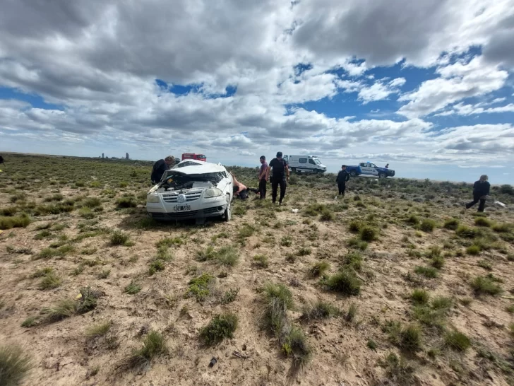 Como en Destino Final: un camión perdió una rueda e hizo que una camioneta termine volcando