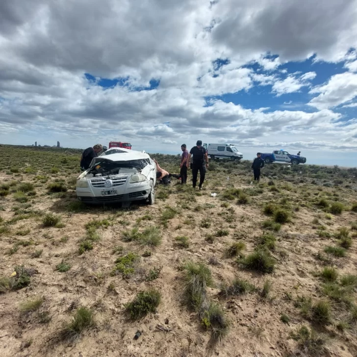 Como en Destino Final: un camión perdió una rueda e hizo que una camioneta termine volcando