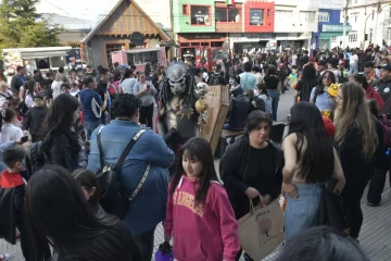 Río Gallegos se viste de Halloween: monstruos, brujas y fantasmas invadieron el centro