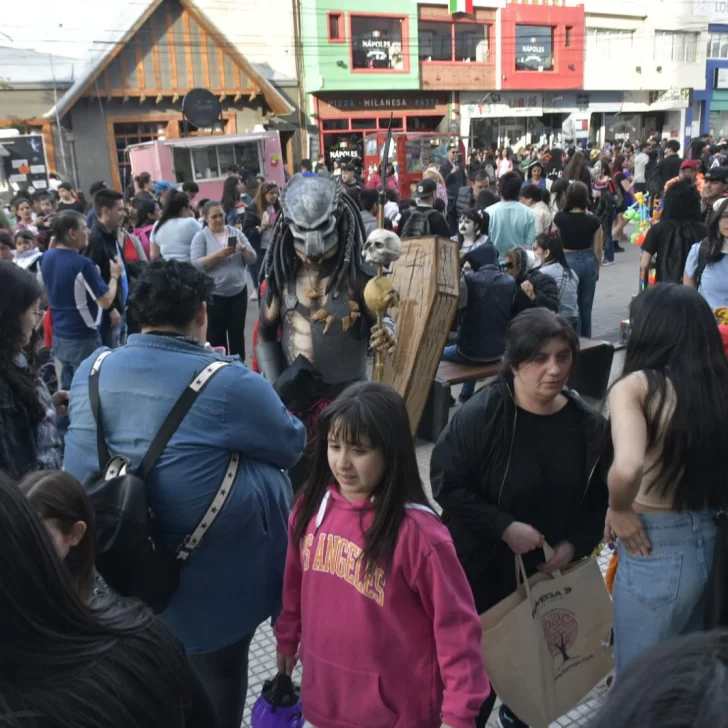 Río Gallegos se viste de Halloween: monstruos, brujas y fantasmas invadieron el centro