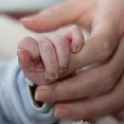 Lo dieron por muerto, pero su abuela lo encontró respirando: el bebé del milagro regresó a Las Heras