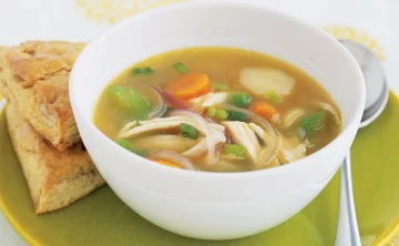 Caldo de pollo: receta fácil para combatir el frío y los síntomas de la gastroenteritis