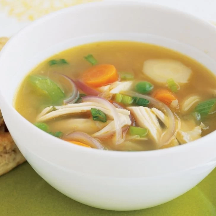 Caldo de pollo: receta fácil para combatir el frío y los síntomas de la gastroenteritis