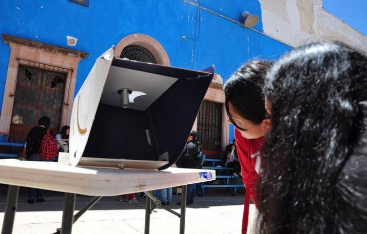 Fácil y rápido, cómo hacer una cámara estenopeica para ver el eclipse solar con materiales que tenés en tu casa