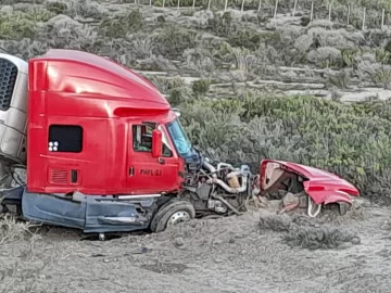 Accidente en Río Chico: un camión derrapó y cayó a un costado la ruta