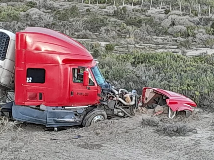 Accidente en Río Chico: un camión derrapó y cayó a un costado la ruta