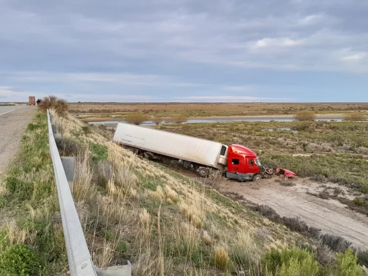 camion-cayo-al-costado-de-la-ruta-rio-chico-2-728x546