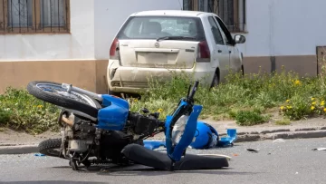 Fuerte choque en Río Gallegos: un motociclista terminó herido y hospitalizado