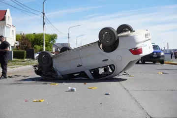 Chocó una camioneta estacionada y volcó en la costanera de Río Gallegos Chocó una camioneta estacionada y volcó en la costanera de Río Gallegos
