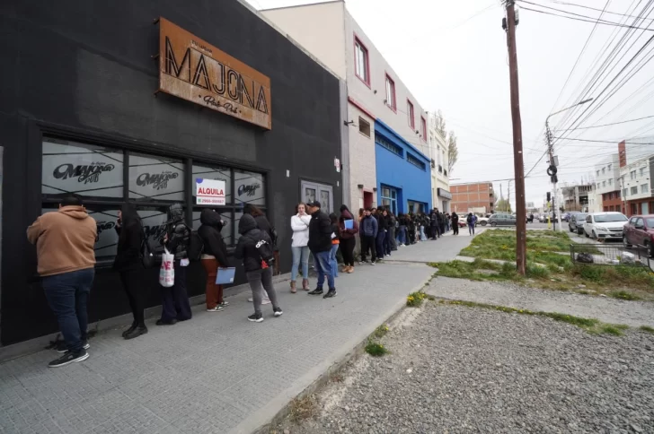 Más de 100 metros de cola para un trabajo en Río Gallegos: una fila de esperanzados se postula para un puesto de empleo