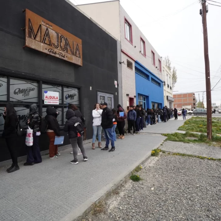 Más de 100 metros de cola para un trabajo en Río Gallegos: una fila de esperanzados se postula para un puesto de empleo