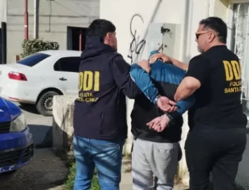 Le hicieron señas a un auto, le mostraron un revólver al conductor y huyeron: hay un detenido