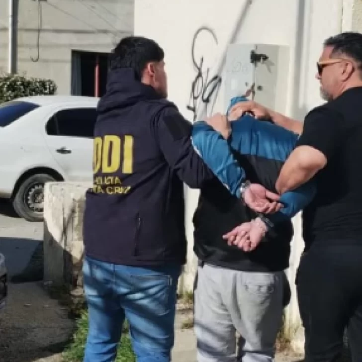 Le hicieron señas a un auto, le mostraron un revólver al conductor y huyeron: hay un detenido