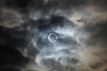 Impactante eclipse solar anular convocó al turismo del mundo