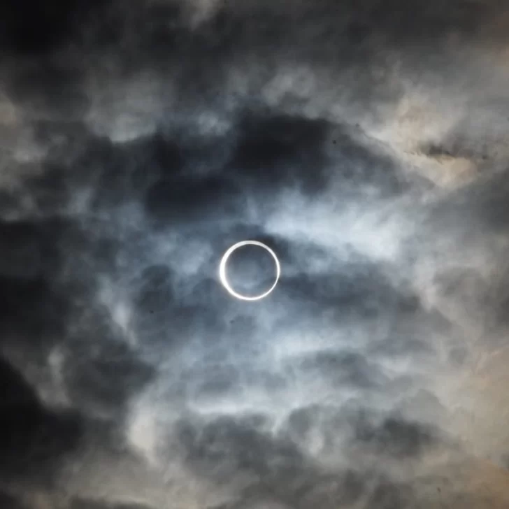 Impactante eclipse solar anular convocó al turismo del mundo