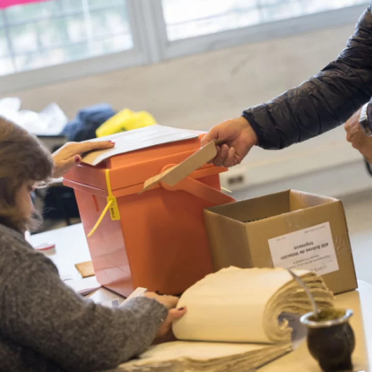 Elecciones presidenciales en Uruguay: cerraron las urnas y votó más del 84 por ciento del padrón