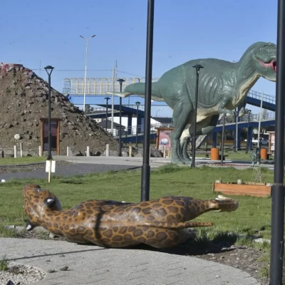 El viento derribó una escultura en el Parque de los Dinosaurios 