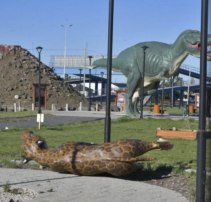 El viento derribó una escultura en el Parque de los Dinosaurios 