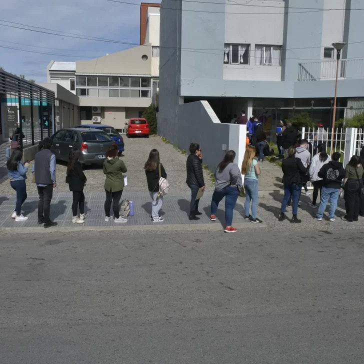 Largas filas para dejar CV por un puesto administrativo en una clínica