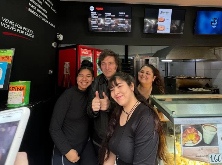 Javier Milei visitó la casa de empanadas donde se refugió Fran Fijap tras ser agredido