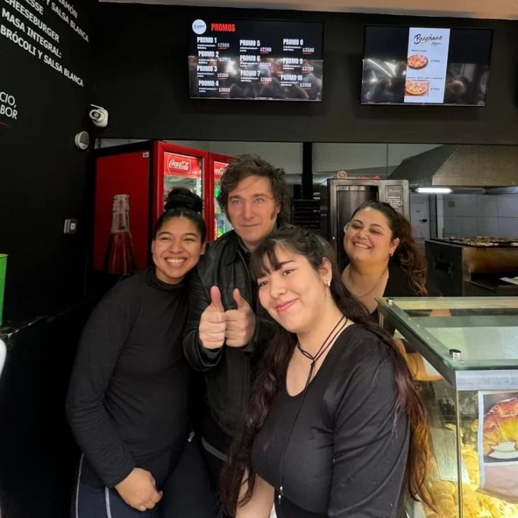 Javier Milei visitó la casa de empanadas donde se refugió Fran Fijap tras ser agredido