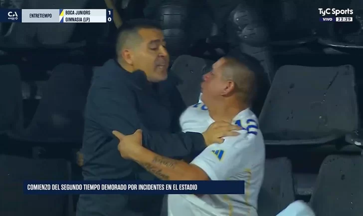 Video. Juan Román Riquelme se metió en la tribuna para frenar los incidentes entre los hinchas de Boca y Gimnasia