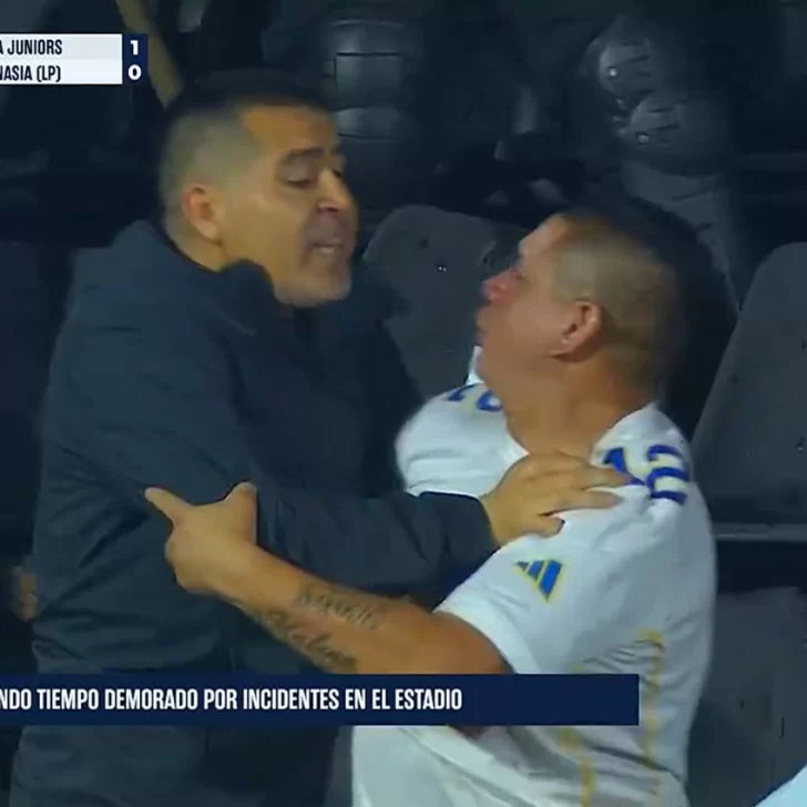 Video. Juan Román Riquelme se metió en la tribuna para frenar los incidentes entre los hinchas de Boca y Gimnasia