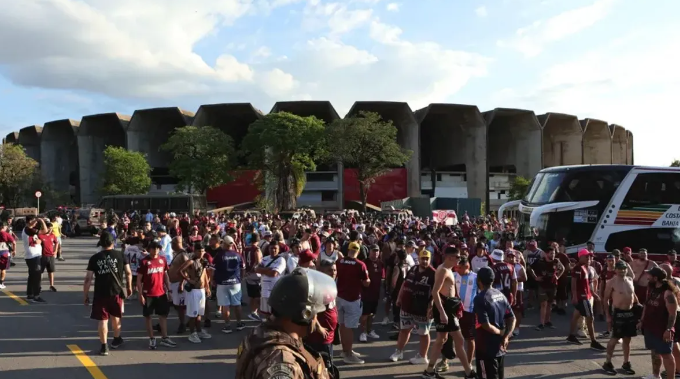 Murió un ex dirigente de Lanús cuando ingresaba al estadio para ver el partido ante Cruzeiro