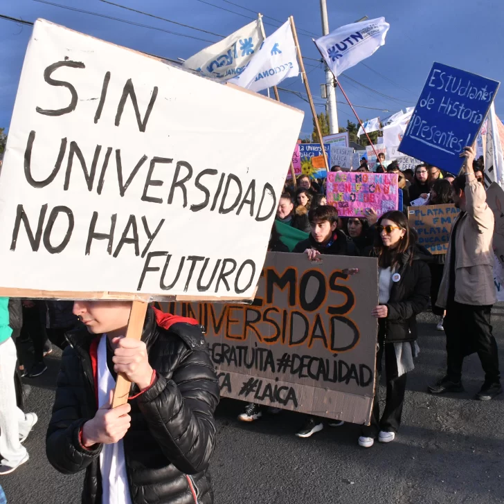 Marcha federal universitaria: estudiantes, docentes y no docentes se movilizan en defensa de la educación superior