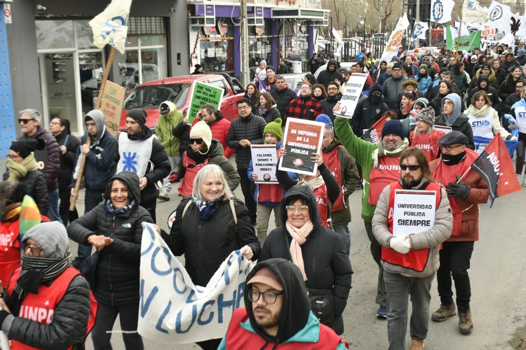  Los docentes y no docentes piden mayor presupuesto al gobierno nacional. Foto: José Silva/La Opinión Austral.