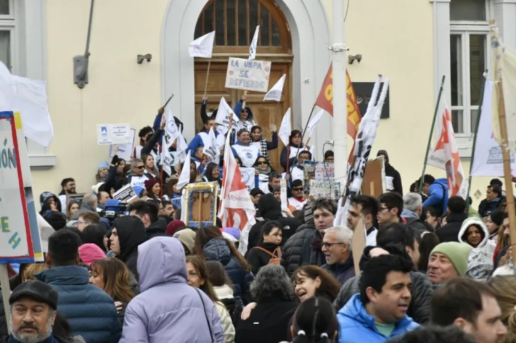  Los universitarios planean otra marcha si hay veto. Foto: José Silva/La Opinión Austral.