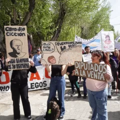 Estudiantes universitarios, docentes y estatales de Santa Cruz coincidieron frente a Casa de Gobierno