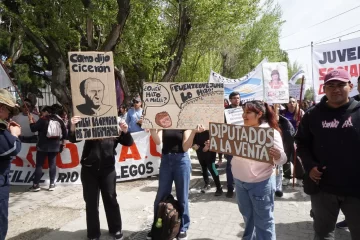 Estudiantes universitarios, docentes y estatales de Santa Cruz coincidieron frente a Casa de Gobierno