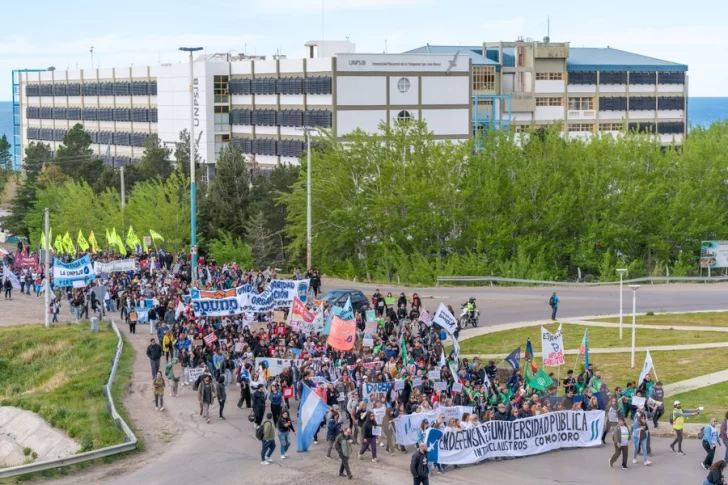 marcha-universitaria-en-comodoro-rivadavia-4739-728x485