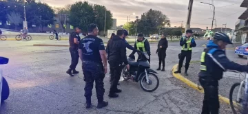 La Policía retuvo 4 motos en operativos de control vial en Caleta Olivia