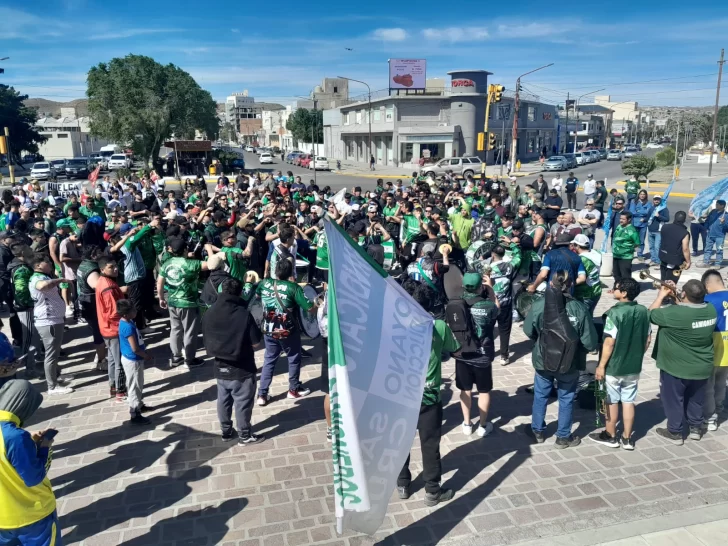 Multitudinaria movilización de gremios, agrupaciones políticas, estudiantes y docentes en Caleta Olivia