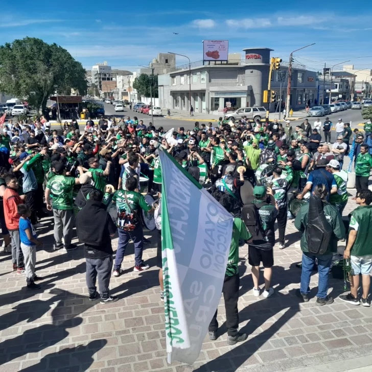 Multitudinaria movilización de gremios, agrupaciones políticas, estudiantes y docentes en Caleta Olivia