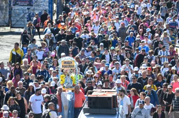 Miles de fieles peregrinan a Luján para pedirle y agradecerle a la Virgen