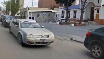 Con un “bocinazo” efectivos policiales se manifestaron afuera de la Jefatura por mejoras salariales Con un “bocinazo” efectivos policiales se manifestaron afuera de la Jefatura por mejoras salariales