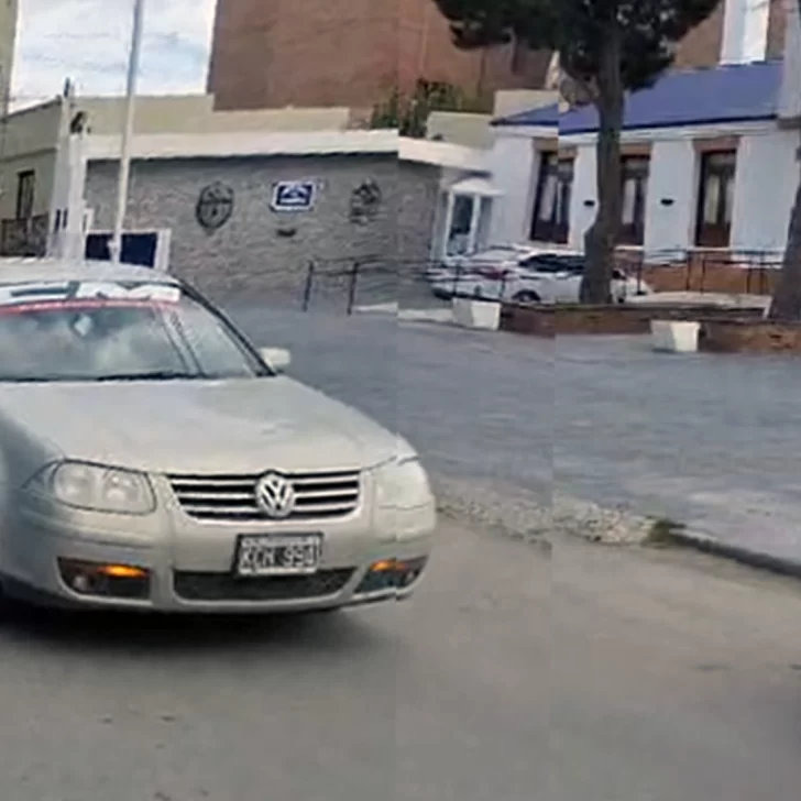 Con un “bocinazo” efectivos policiales se manifestaron afuera de la Jefatura por mejoras salariales Con un “bocinazo” efectivos policiales se manifestaron afuera de la Jefatura por mejoras salariales