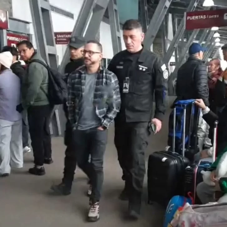 Dijo tener una bomba en el aeropuerto, lo liberaron pero no puede dejar la Argentina