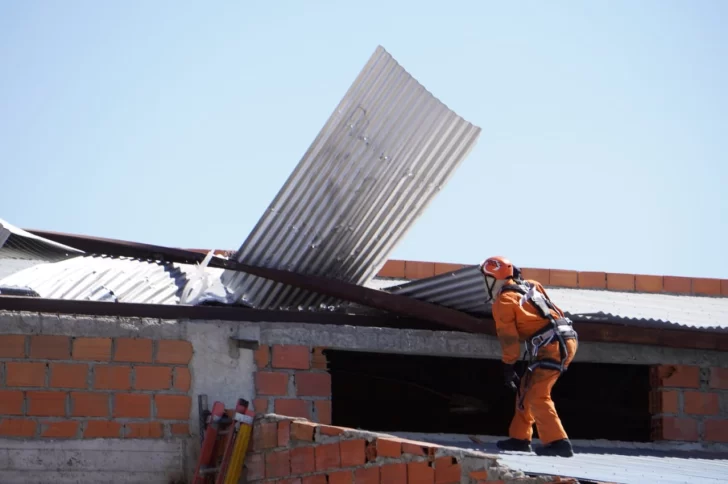 Temporal de viento en Río Gallegos: operativo de Bomberos para prevenir voladuras de techos