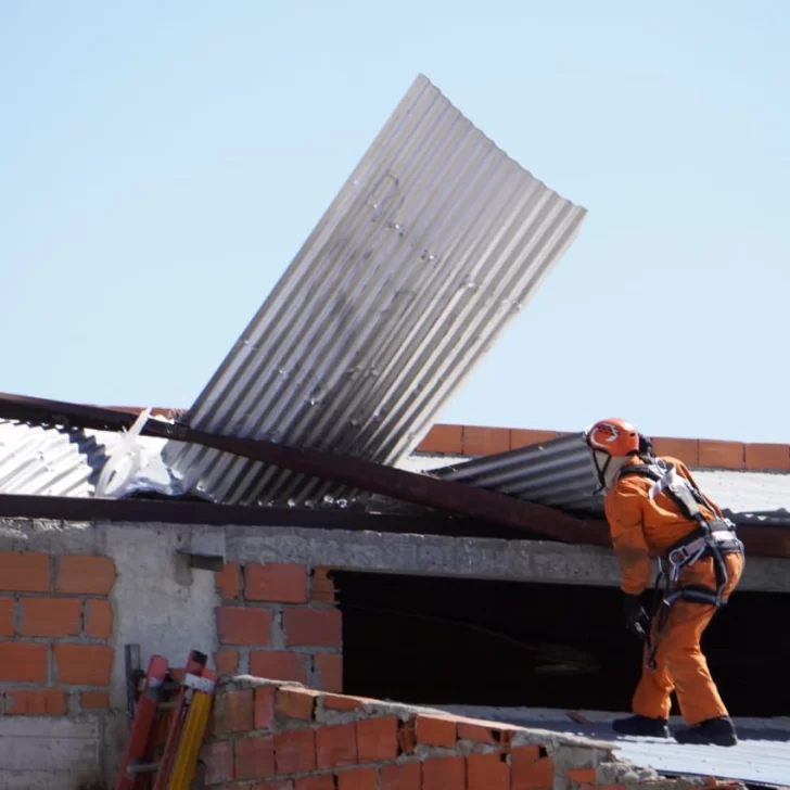 Temporal de viento en Río Gallegos: operativo de Bomberos para prevenir voladuras de techos