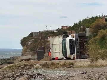 Caleta Olivia: un camión de la Municipalidad volcó en el sector de la playa del barrio Mar del Plata